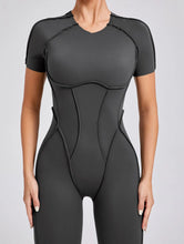 Cargar imagen en el visor de la galería, Mono largo espalda V con realce y manga corta