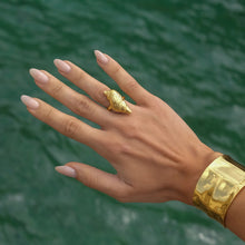 Cargar imagen en el visor de la galería, Anillo Ola dorada
